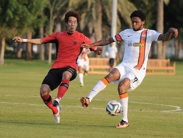 Vítězný gól Šachtaru vstřelil Brazilec Luiz Adriano (vpravo).