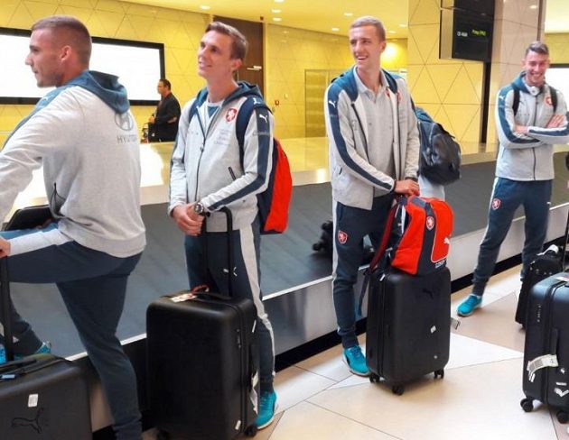 Čeští fotbaloví reprzentanti Pavel Kadeřábek, Bořek Dočkal, Tomáš Souček a Jiří Pavlenka po příletu do Ázerbájdžánu.