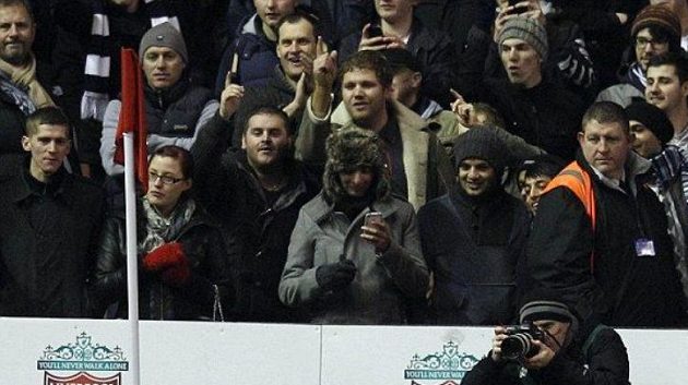 Kočka procházející se po trávníku se na Anfield Road postarala o obveselení...