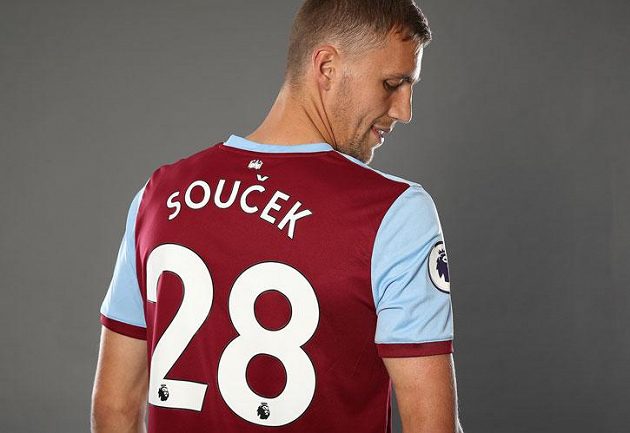 Tomáš Souček zapózoval s dresem Hammers s číslem 28 na zádech.