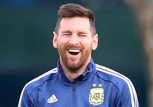 Argentinská fotbalová hvězda Lionel Mesi má důvod k úsměvu. Podle magazínu Forbes je poprvé nejlépe placeným sportovcem světa.