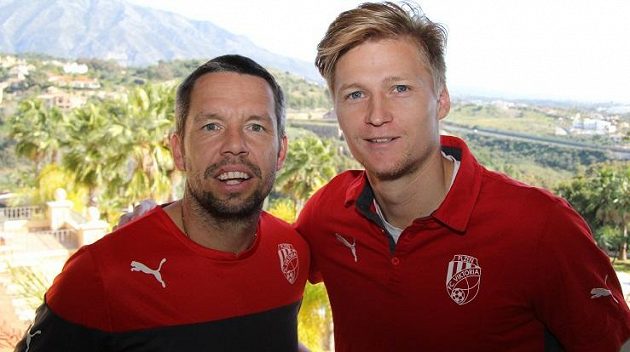 Plzeňští fotbalisté Pavel Horváth (vlevo) a Václav Procházka pózují během soustředění.