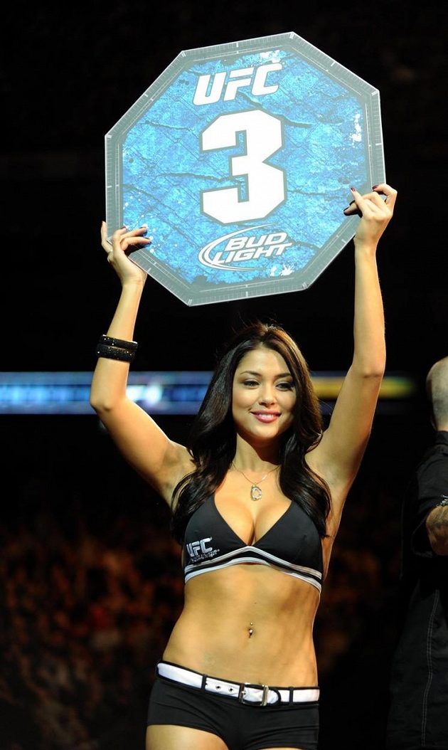 Kráska Arianny Celeste sice v oktagonu či ringu nosí jen čísla po skončení kola, ale její honoráře jsou obrovské a vydělala už milión dolarů.