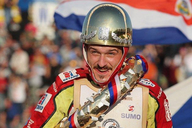 Český plochodrážní jezdec Václav Milík se Zlatou přilbou, kterou v Pardubicích získal v roce 2017.