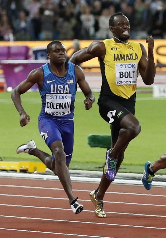 Jamajčan Usain Bolt (vpravo) při své poslední stovce na MS, vlevo Američan Christian Coleman.
