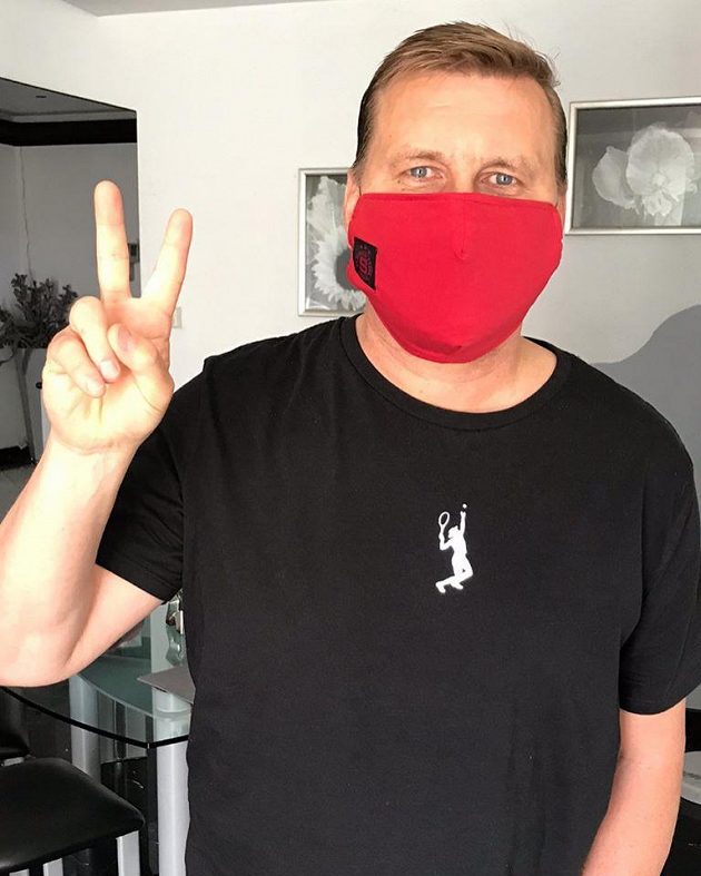 Internacionál Horst Siegl s klubovou rouškou, kterou dostal od Sparty.