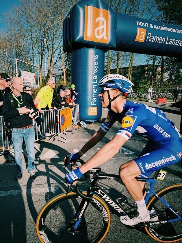 Cyklista Zdeněk Štybar vyhrál závod WorldTour Grand Prix E3 v Harelbeke a slaví už druhý letošní triumf v jarních klasikách po Omloop Het Nieuwsblad.
