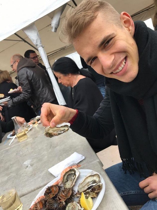 Obránce Montpellier Lukáš Pokorný si ústřice zamiloval.