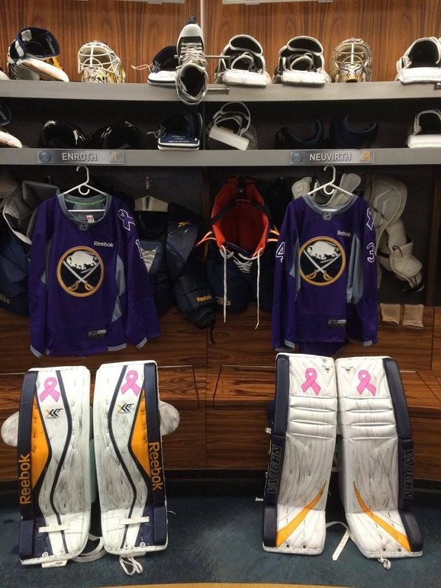 Gólmanu Buffala měli na zápas s Edmontonem přichystané speciální betony na podporu charitativní kampaně Hokej proti rakovině.