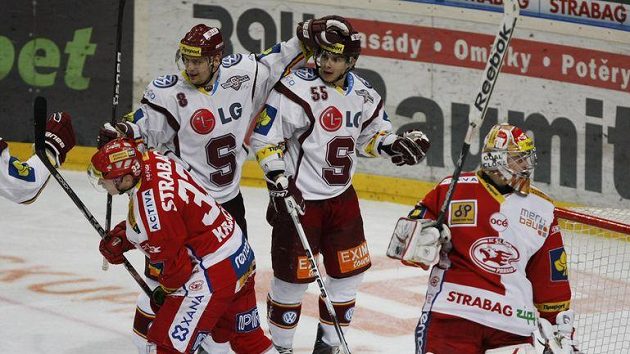 Slovenské posily Sparty Michal Sersen (vlevo) a Mario Bližňák se radují z vítězného gólu v derby.