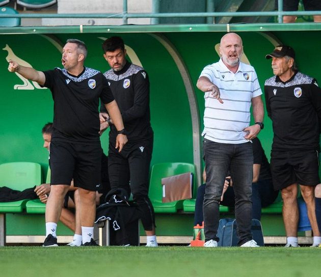 Trenéři Viktorie Plzeň Pavel Horváth a Michal Bílek během utkání s Pardubicemi.