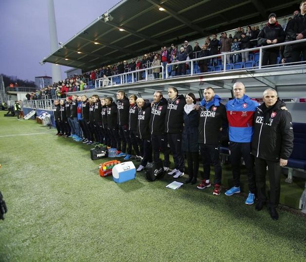 Trenér reprezentační jednadvacítky Vítězslav Lavička (zcela vpravo) při státní hymně před utkáním kvalifikace o ME 2015.
