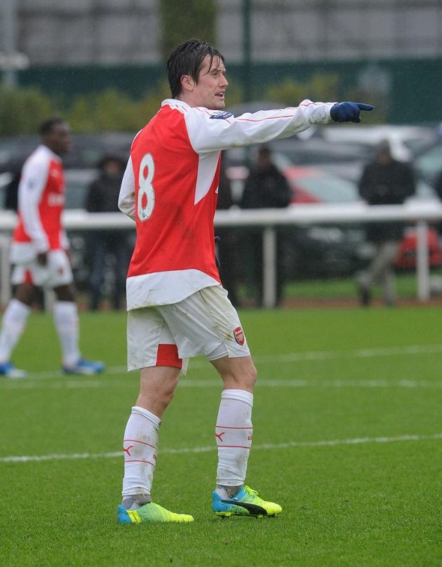 Tomáš Rosický diriguje své mladší spoluhráče.