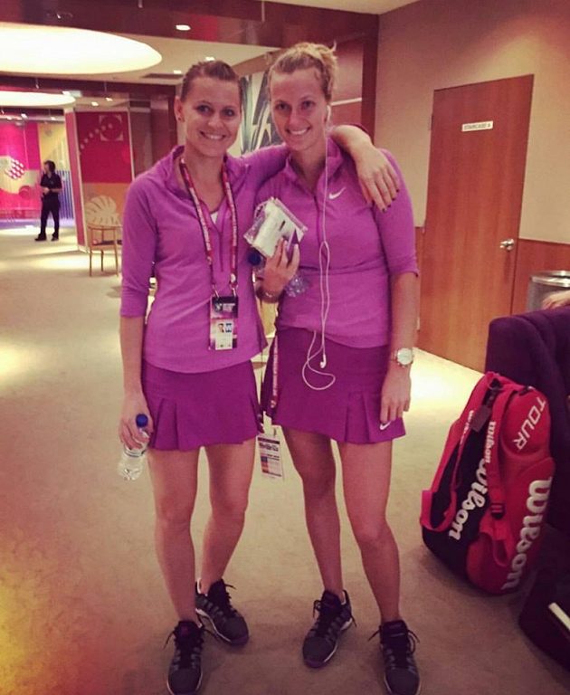 Lucie Šafářová (vlevo) a Petra Kvitová v útrobách singapurské haly krátce po vítězství Šafářové nad Angelique Kerberovou.