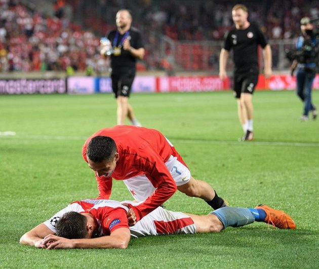 Liga mistrů v Edenu bude! David Hovorka (na zemi) a Nicolae Stanciu během oslav postupu.
