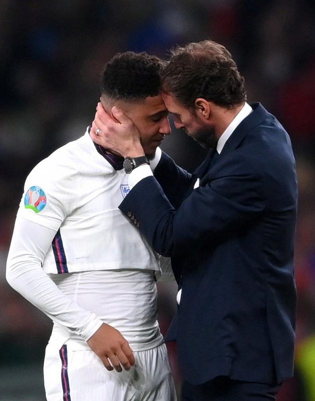 Obrovské zklamání v táboře fotbalové Anglie po porážce ve finále EURO. Trenér anglických fotbalistů Gareth Southgate vzal na sebe plnou zodpovědnost za neúspěšný penaltový rozstřel ve finále mistrovství Evropy s Itálií.