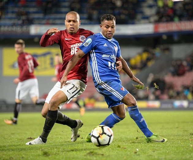 Jonathan Biabiany ze Sparty Praha (vlevo) a Carlos De Azevedo z Baníku Ostrava.