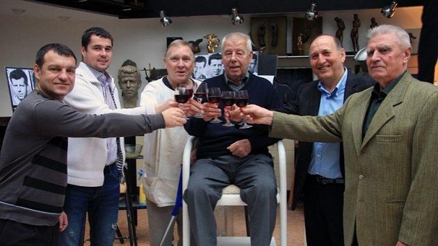 Josef Masopust na návštěvě u akademického sochaře Josefa Nálepy (vlevo vedle oslavence).