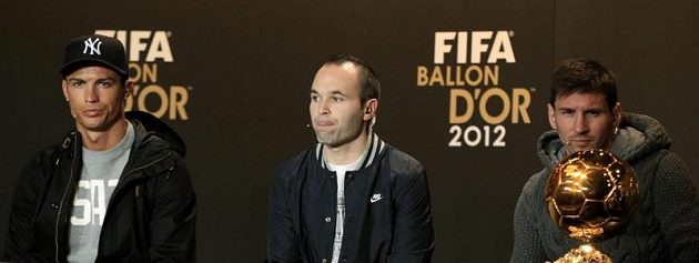 Cristiano Ronaldo (vlevo) tušil, že ani tentokrát nepředčí své barcelonské soupeře.