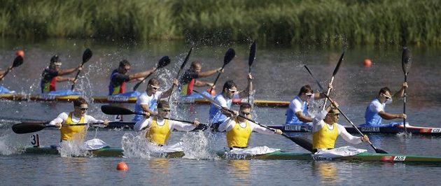 Český čtyřkajak (uprostřed) ve složení (zprava) Daniel Havel, Lukáš Trefil, Josef Dostál a Jan Štěrba jede pro olympijský bronz.