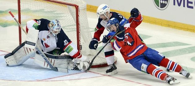 Útočník Richard Gynge (vpravo) z pražského Lva v souboji s Ivanem Ďatelinkou ze Slovanu Bratislava.