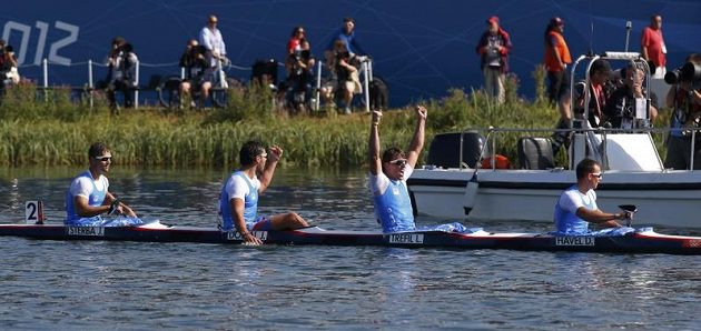 Čeští kajakáři (zleva) Daniel Havel, Lukáš Trefil, Josef Dostál a Jan Štěrba oslavují zisk bronzových olympijských medailí.
