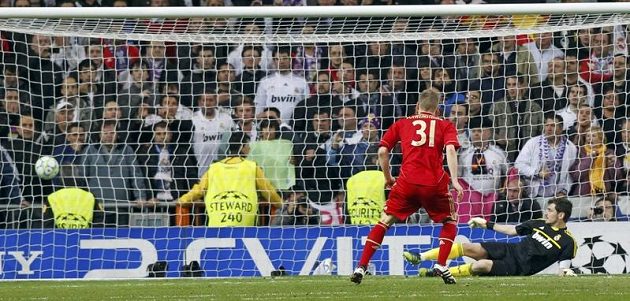 Bastian Schweinsteiger proměňuje penaltu v rozstřelu a posílá Bayern do finále Ligy mistrů.
