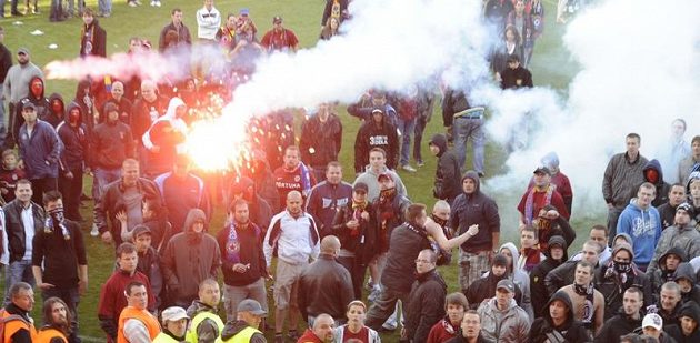Sparťanští fanoušci po zápase s Českými Budějovicemi na ploše letenského stadiónu.