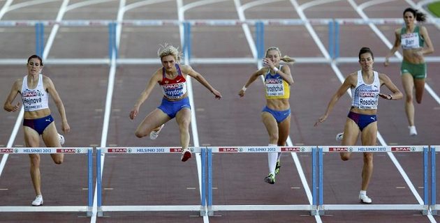 Denisa Rosolová (vpravo) si běží pro evropské stříbro. Zuzana Hejnová (vlevo) se musela smířit se čtvrtým místem.
