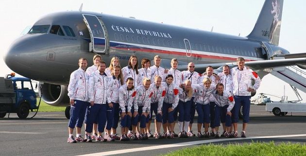 Čeští olympionici před leteckým speciálem na letišti v Praze-Kbelích, který je přepravil do dějiště her v Londýně.