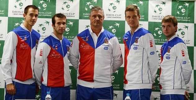 Český daviscupový tým ve složení zleva Lukáš Rosol, Radek Štěpánek, trenér Jaroslav Navrátil, Tomáš Berdych a Ivo Minář.