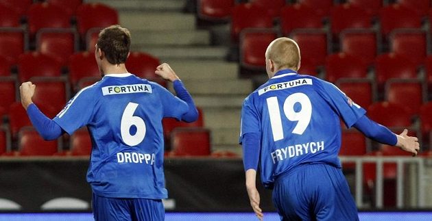 Lukáš Droppa se se svým spoluhráčem Frydrychem raduje z gólu do sítě Bohemians 1905.