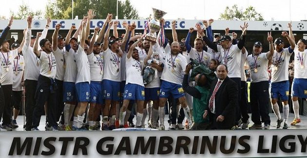 Za předsedou FAČR Miroslavem Peltou se radují fotbalisté Liberce ze zisku mistrovského titulu.