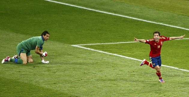 Bezmocný brankář Gianluigi Buffon (vlevo) na kolenou, Jordi Alba naopak bouřlivě slaví druhý gól Španělska v síti Itálie.