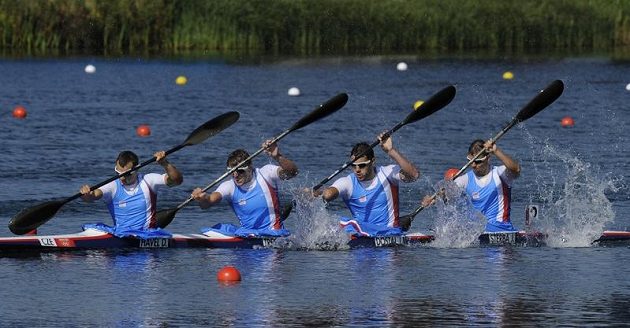 Čtyřkajak (zleva) Daniel Havel, Lukáš Trefil, Josef Dostál a Jan Štěrba jede pro olympijský bronz.