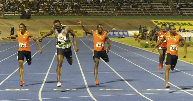 Yohan Blake (zcela vpravo) probíhá jako první cílem závodu na 200 metrů, světový rekordman Usain Bolt (druhý zleva) se musel smířit s druhým místem.