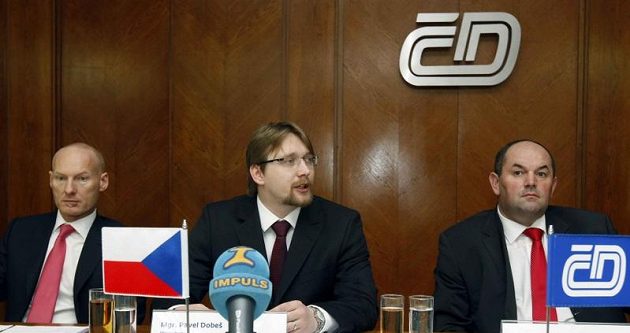 Zleva Petr Žalouda (generální ředitel ČD), Pavel Dobeš (ministr dopravy) a Miroslav Pelta (šéf FAČR).
