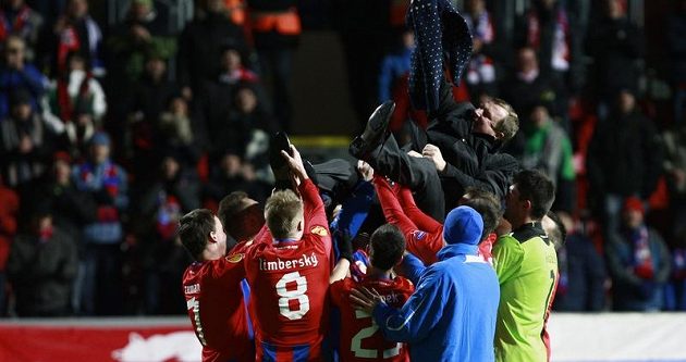 Plzeňští fotbalisté slaví výhru nad Atlétikem Mardid. Trenéra a oslavenece Pavla Vrbu nosili na ramenou.