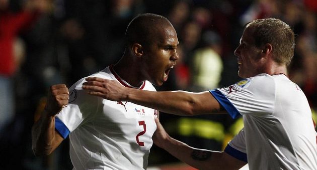 Theodor Gebre Selassie (vlevo) se raduje se svým spoluhráčem z reprezentace Davidem Limberským z branky.
