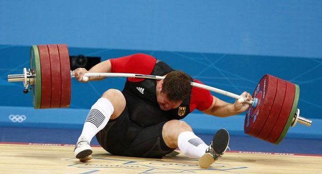 Moment, při němž diváci v narvané ExCel aréně přestali dýchat. Německému vzpěrači Matthiasi Steinerovi spadla činka o váze 196 kg po nepovedeném trhu přímo na krk!