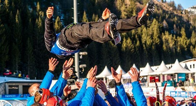 Oslavy stříbra! Ondřej Moravec se ocitl nad hlavami svých kolegů z reprezentace.