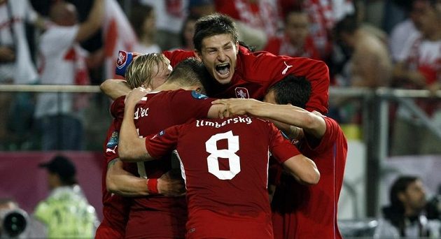 Václav Pilař se se spoluhráči raduje z postupu do čtvrtfinále po výhře nad Polskem.