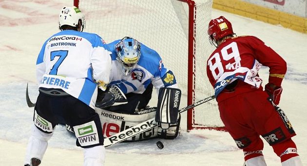 Vladimír Růžička ze Slavie (vpravo) se snaží překonat brankáře Plzně Marka Mazance. Vlevo přihlíží Nicolas St. Pierre.