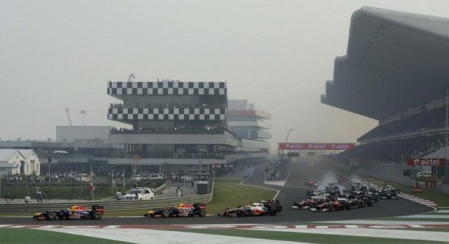 Start závodu proběhl bez problémů - nenastaly žádné kolize. Vettel hned ujel dopředu a už před sebe nikoho nepustil