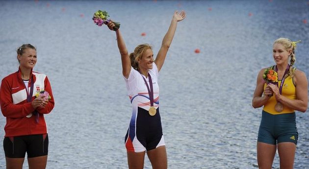Zlatá Miroslava Knapková při vyhlášení spolu s druhou Dánkou Erichsenovou (vlevo) a třetí Australankou Crowovou (vpravo).