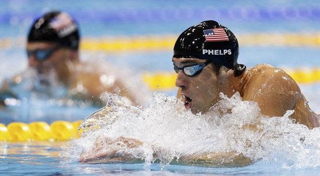 Michael Phelps na trati finále olympijského polohového závodu na 200 m v souboji s krajanem Ryanem Lochtem
