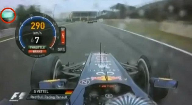 Sebastian Vettel teprve míjí zelené světlo, přestože už je evidentně před Jeanem-Érikem Vergenem.