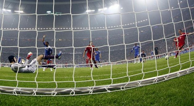 V tomto okamžiku už sice Franck Ribéry posílá míč do odkryté branky Petra Čecha, ale sudí gól neuznali kvůli ofsajdu