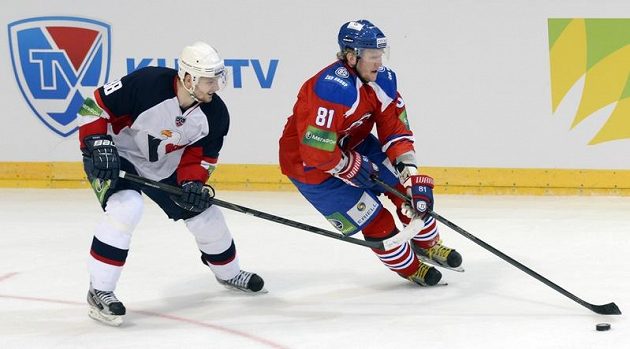 Útočník Lva Marcel Hossa (vpravo) si kryje puk před obráncem Michalem Sersenem ze Slovanu Bratislava.