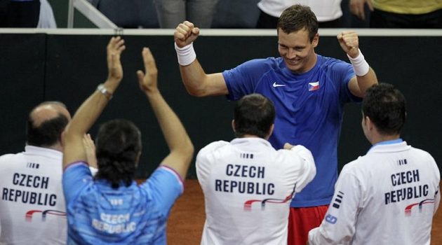 Tomáš Berdych (čelem) slaví s ostatními členy daviscupového týmu postup do semifinále Davis Cupu.